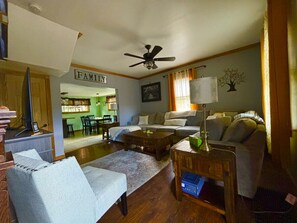 TV - Fall Getaway The Blue Heron: Sleeps 10 · 4BR 2BA · Hot Tub Fire Pit Grill (Ohiopyle)