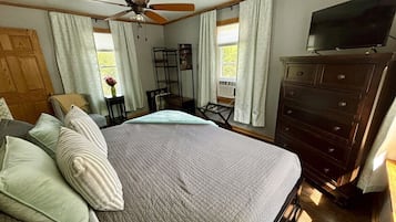 4 間睡房、書桌、熨斗/熨衫板、可攜式嬰兒床