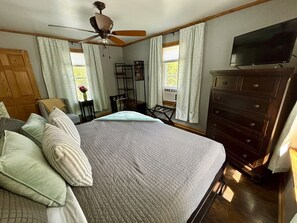 4 bedrooms, desk, iron/ironing board, travel crib - Fall Getaway The Blue Heron: Sleeps 10 · 4BR 2BA · Hot Tub Fire Pit Grill (Ohiopyle)