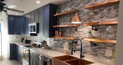 Autumn Escape Springfield House: Sleeps 8, 3BR 2BA · Hot Tub Fire Pit Grill Pool