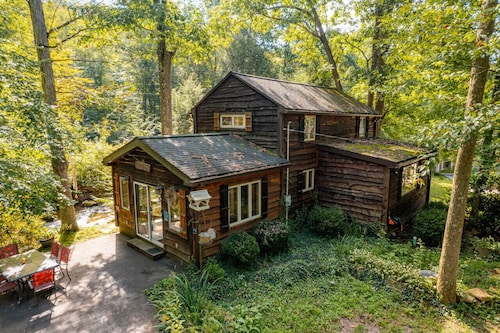 Creek Haven · Stunning Creekside Cottage w/ Hot Tub Minutes to Yough Lake, Ohiopyle