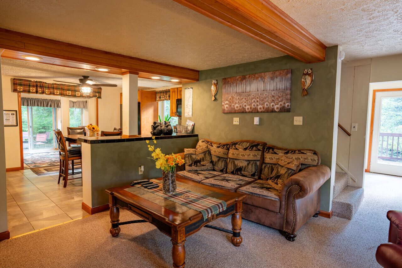 Fall Getaway Creek Haven: Sleeps 6 · 3br 1ba · Hot Tub Fire Pit Grill Fireplace - Pennsylvania