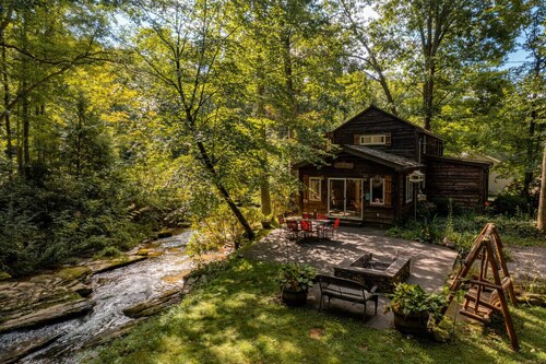 Magical Streamside Yough Lake Cabin, Hot Tub/Firepit/Grill 3 Bdr 1 Bath Sleeps 6
