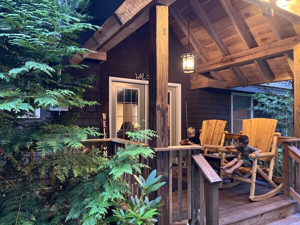 Terrace/patio - Hemlock Lodge · Hot Tub< Fire Pit & Game Room (Farmington)