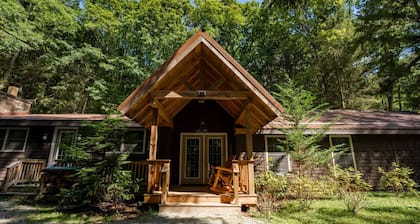 Hemlock Lodge · Beautiful Cozy Cabin w/ Hot Tub, Fire Pit & Game Room