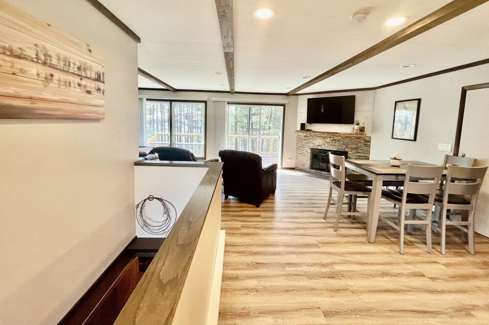 Castle Rock Lakefront Home, with pier, sand bottom, and wrap around deck