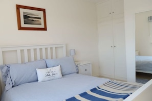 2 bedrooms, iron/ironing board, travel cot, free WiFi - The Bamburgh Bolthole, Village Centre (BAMBURGH)