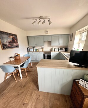 Réfrigérateur, four à micro-ondes, un four, surface de cuisson