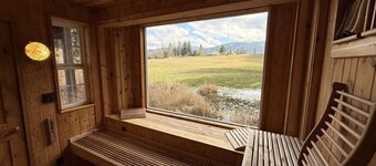 Romantic PentHaus Suite - Hot Tub & Sauna