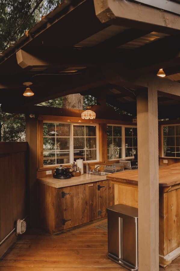 Microondas, parrilla de estufa, cafetera y tetera y tostadora