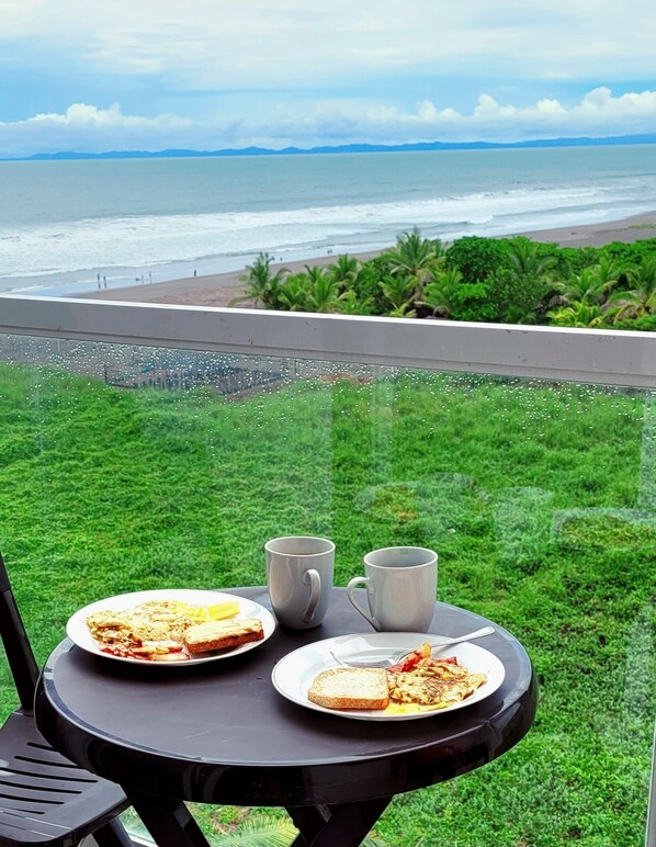Outdoor dining - 5TH FLR OCEANFRONT CONDO, PEACEFUL, AMAZING SUNSET, VIEW FROM EVERY ROOM, POOL (Palo Grande)