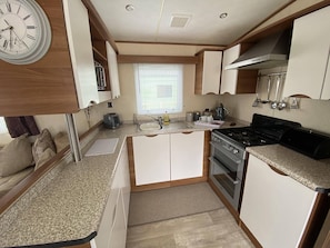 Chalet, Multiple Beds | Private kitchen | Fridge, microwave, oven, stovetop