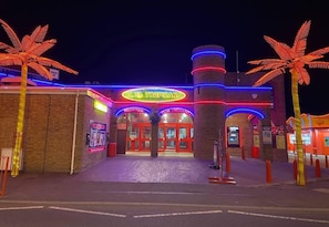 Exterior - Deluxe pet Friendly Caravan, Golden Palm Resort (Skegness)