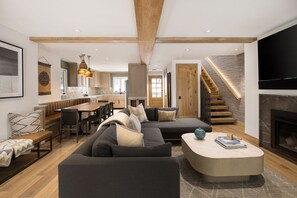 Smart TV, fireplace - Newly remodeled 4 bedroom condo only 1 block to Bridge St. & ski slopes, fre (Vail)