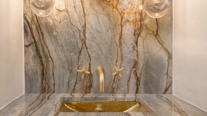 A bathroom with a marble backsplash, a gold sink, and two pendant lights. - Newly remodeled 4 bedroom condo only 1 block to Bridge St. & ski slopes, fre (Vail)