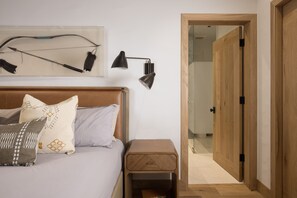 4 bedrooms, desk, iron/ironing board, WiFi