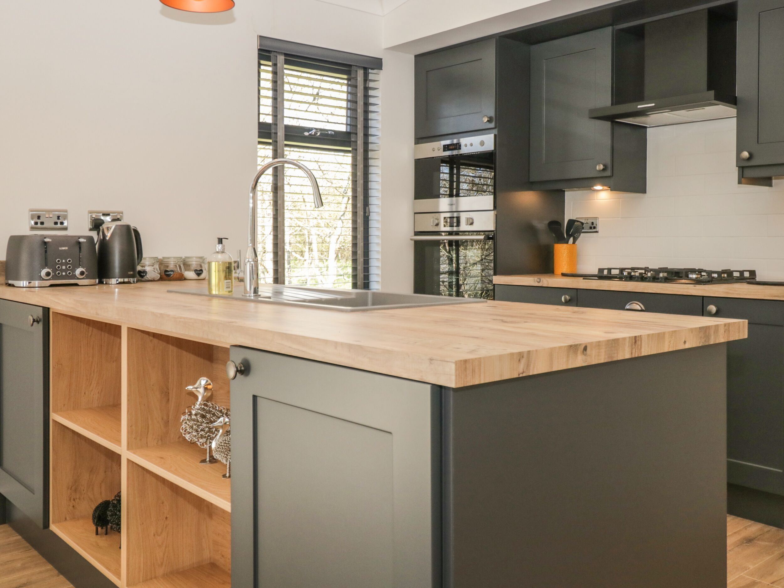 Casa de campo | Cocina privada | Refrigerador, lavavajillas, tetera eléctrica y tostadora 