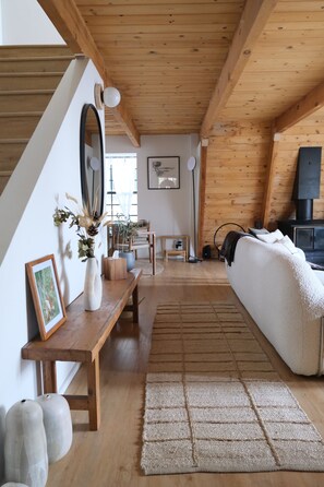 Smart-tv, een open haard en boeken