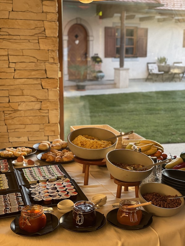 بوفيه فطور مجانًا يوميًا