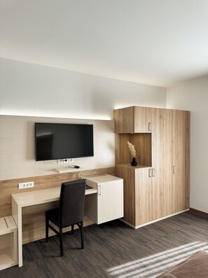 Comfort Triple Room | Minibar, desk, soundproofing, free WiFi - Hiša Aleš (Kranj)