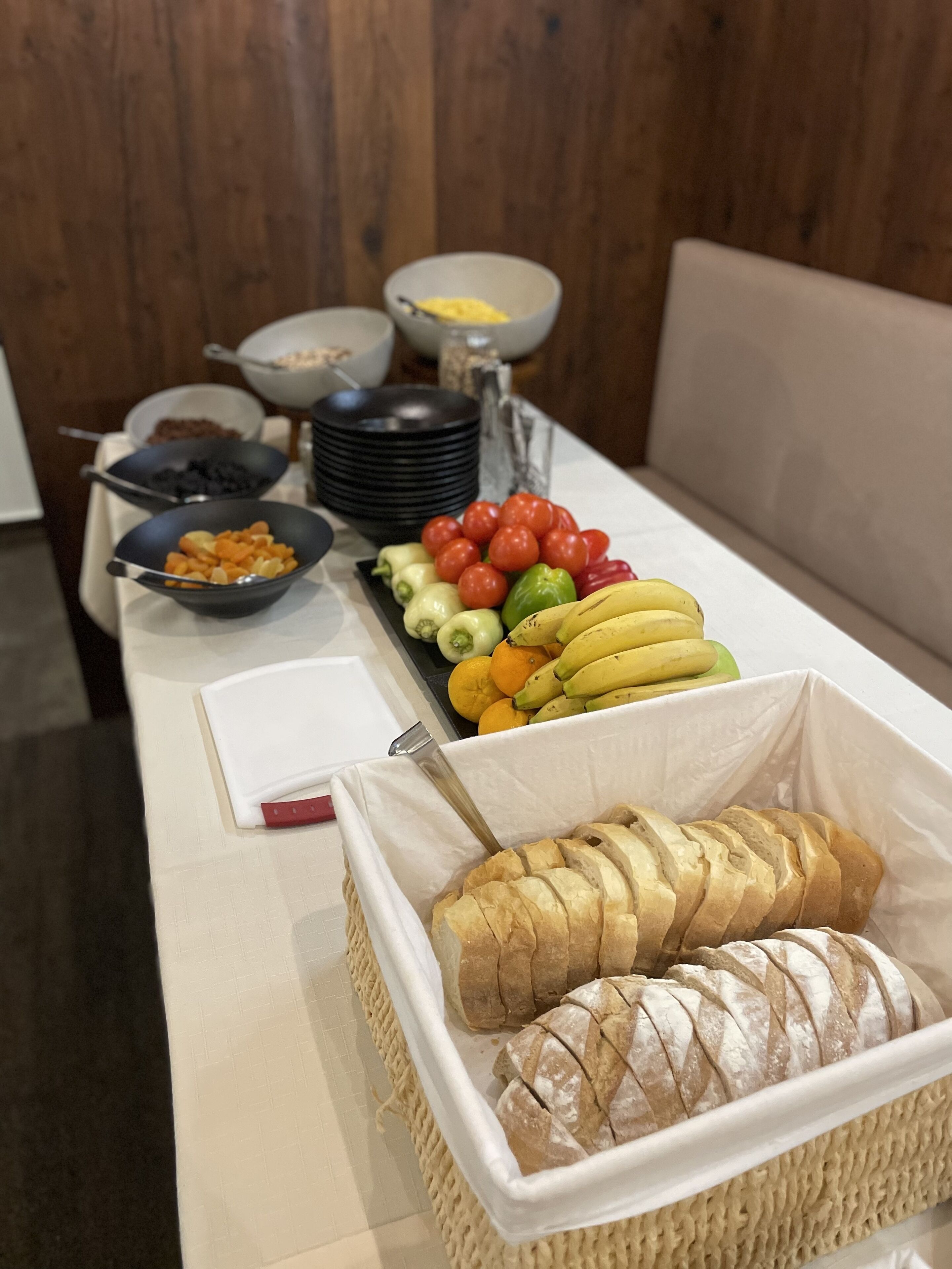 Een buffet met diverse gerechten, waaronder fruit, groenten en brood.