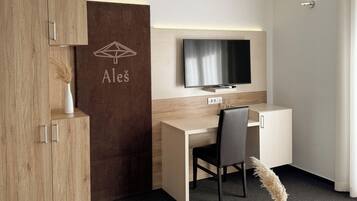 Family Room | Minibar, desk, soundproofing, free WiFi