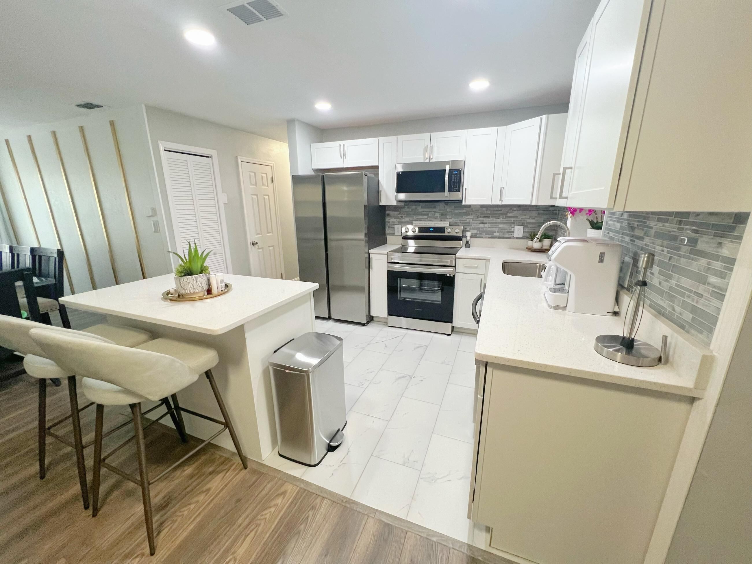 Réfrigérateur, micro-ondes, four, plaque de cuisson