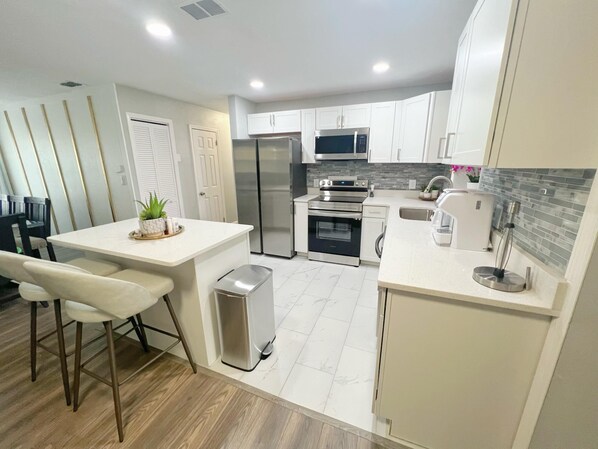 Refrigerador, microondas, horno y parrilla de estufa 