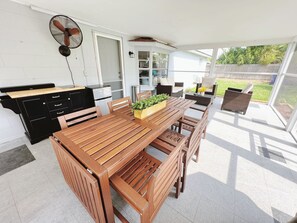 Outdoor dining - 4BR/2.5BTH Beautiful Home with Covered Patio (Orlando)