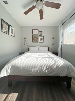 4 bedrooms, desk, iron/ironing board, travel crib - 4BR/2.5BTH Beautiful Home with Covered Patio (Orlando)