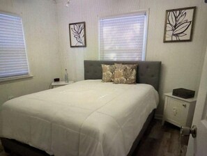 4 bedrooms, in-room safe, free WiFi, bed sheets - Drake's Cottage (Kill Devil Hills)