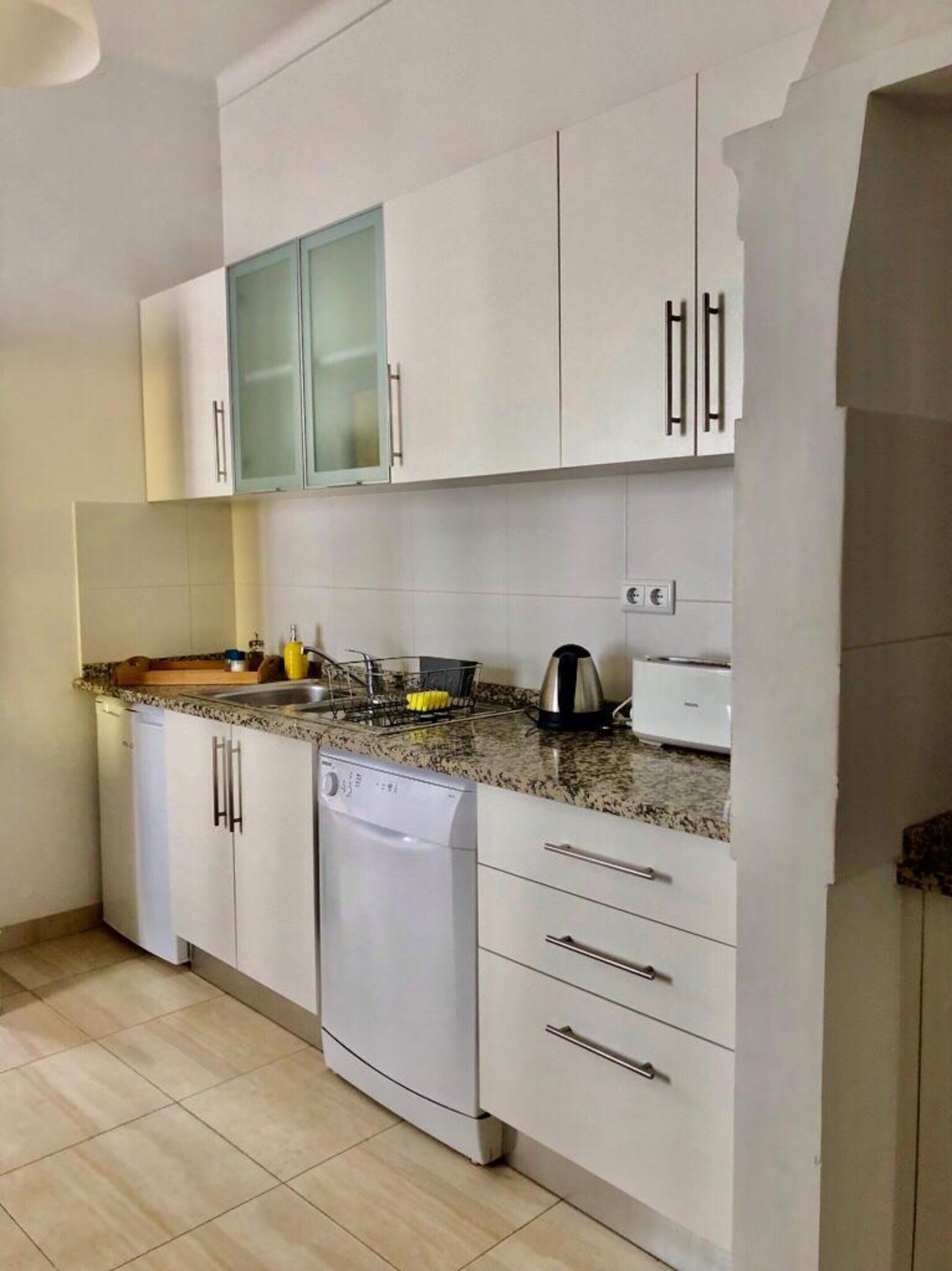 Fridge, oven, stovetop, coffee/tea maker