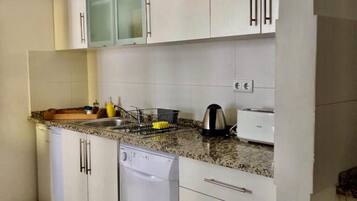 Fridge, oven, stovetop, coffee/tea maker