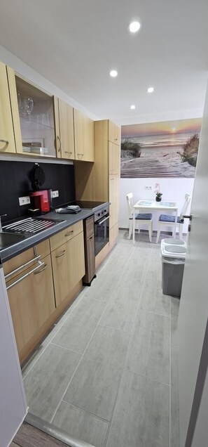 Fridge, oven, stovetop, coffee/tea maker