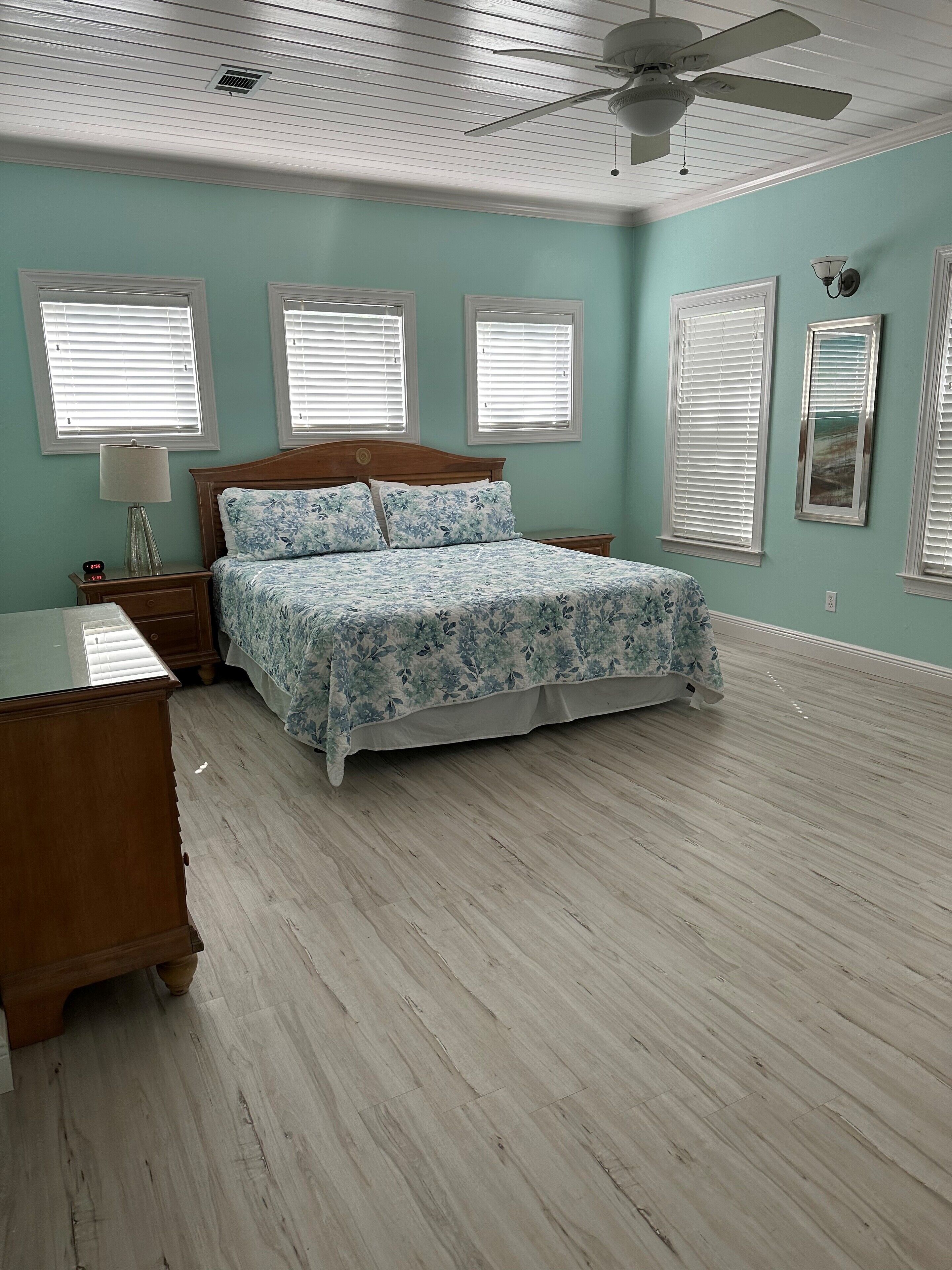 Lovely Beach Cottage Two Blocks from The Beach