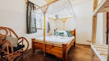 Single Room | Desk, laptop workspace, free WiFi