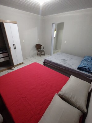 1 habitación, escritorio, tabla de planchar con plancha y wifi gratis