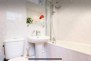 Apartemen Basic, 1 Tempat Tidur King | Kamar mandi