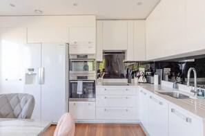 Basic Apartment, 2 Double Beds | Private kitchen - Stunning 2BD Flat With Large Balcony - Roehampton (London)