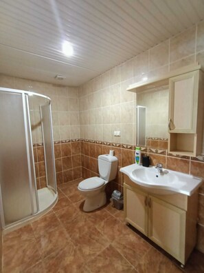 Een douche, een haardroger, een bidet, handdoeken