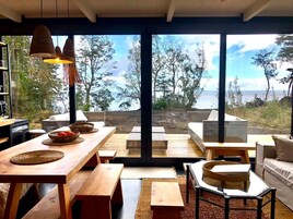 Cabaña con Hot Tub 2 | Zona de estar | Smart TV de 32 pulgadas con canales por satélite, una televisión