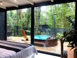 Cabaña con Hot Tub 1 | Individually decorated, individually furnished, desk, laptop workspace