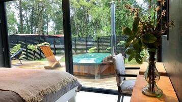 Cabaña con Hot Tub 1 | Individually decorated, individually furnished, desk, laptop workspace