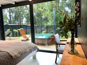 Cabaña con Hot Tub 1 | Decoración personalizada, muebles diferentes y escritorio 