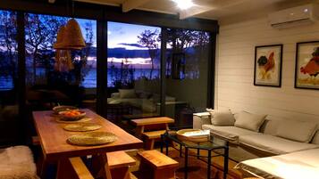 Cabaña con Hot Tub 2 | Individually decorated, individually furnished, desk, laptop workspace