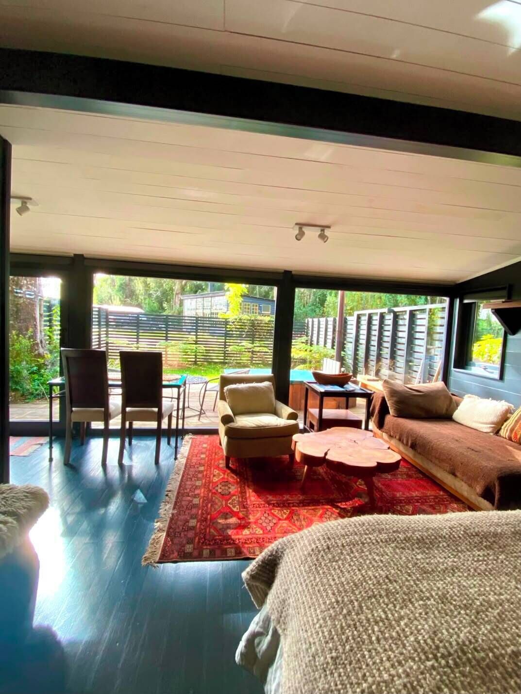 Cabaña con Hot Tub 3 | Individually decorated, individually furnished, desk, laptop workspace