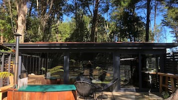 Cabaña con Hot Tub 3 | Individually decorated, individually furnished, desk, laptop workspace