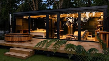 Cabaña con Hot Tub 1 | Individually decorated, individually furnished, desk, laptop workspace
