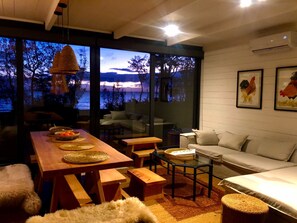 Cabaña con Hot Tub 2 | Área de sala de estar | Smart TV de 32 pulgadas con canales vía satélite y televisión 