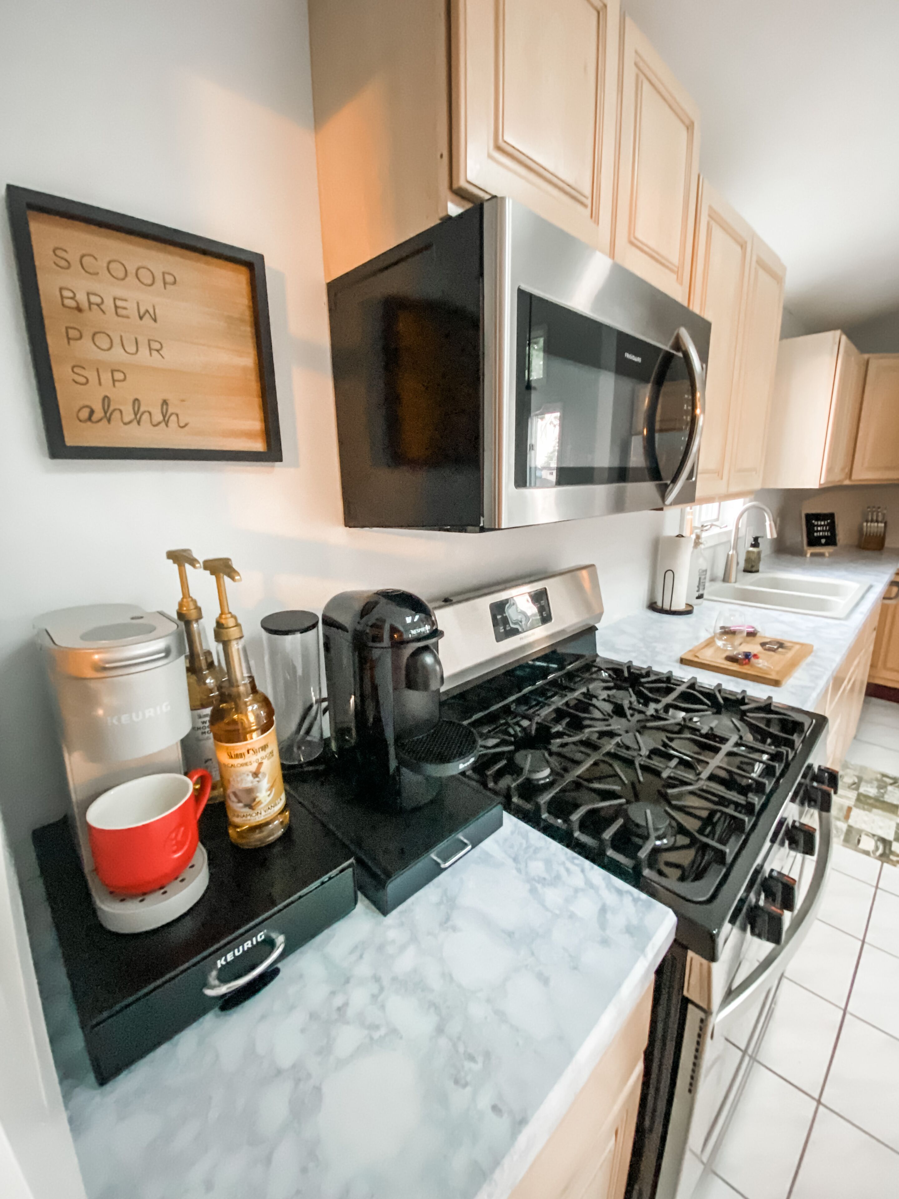 Cozy 2 bedroom upper apartment with king bed near Hertel Ave